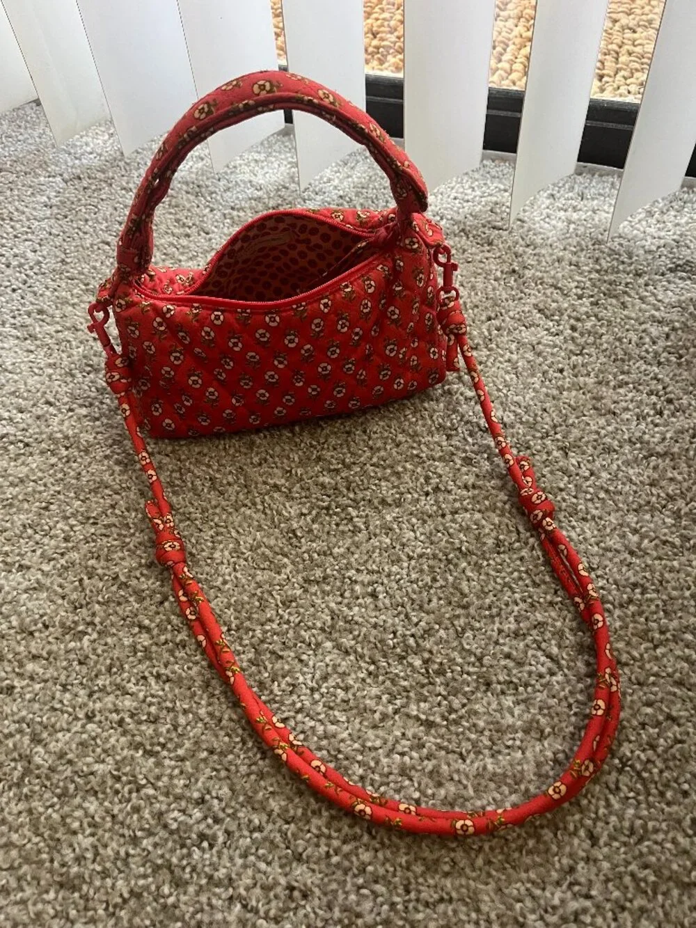 Red Quilted Vera Bradley Cotton Roxbury Crescent Handbag Tiny Poppies - Picture 3 of 6